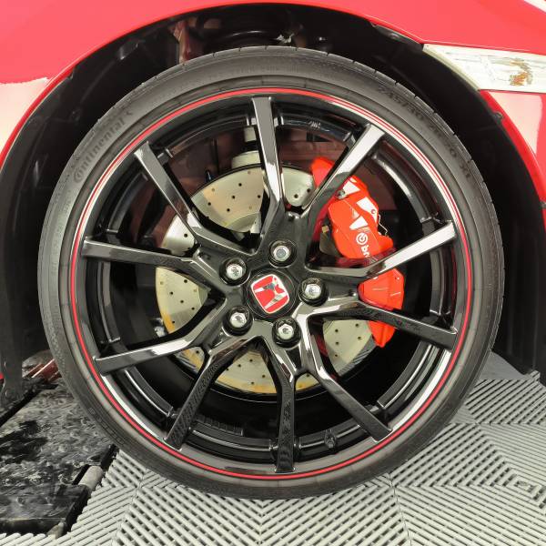 TRAITEMENT CERAMIQUE complet carrosserie, jantes, plastiques et vitrage sur une HONDA CIVIC TYPE R ph.1 FK8 de 2019 sur BELLEY