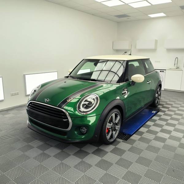 TRAITEMENT CERAMIQUE carrosserie, jantes, plastiques, vitrage, peinture des étriers et soin des cuirs sur une MINI COOPER F56 édition 60 ans sur CULOZ.