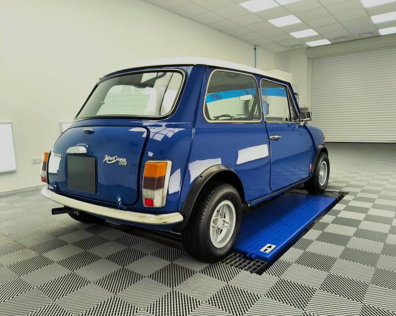 TRAITEMENT CERAMIQUE carrosserie, jantes, vitres et CIRE pour une MINI INNOCENTI COOPER 1300 EXPORT de 1974 sur CHAMBERY