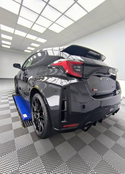 TRAITEMENT CERAMIQUE carrosserie, jantes et kit d'usure PPF sur une TOYOTA YARIS GR Track Édition de 2021 sur JACOB-BELLECOMBETTE