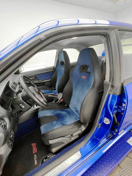 PREPARATION ESTHETIQUE, POSE D'UNE CIRE et fourniture d'une HOUSSE D'INTERIEUR sur une SUBARU IMPREZA WRX STI de 2003 à CULOZ dans l'AIN..