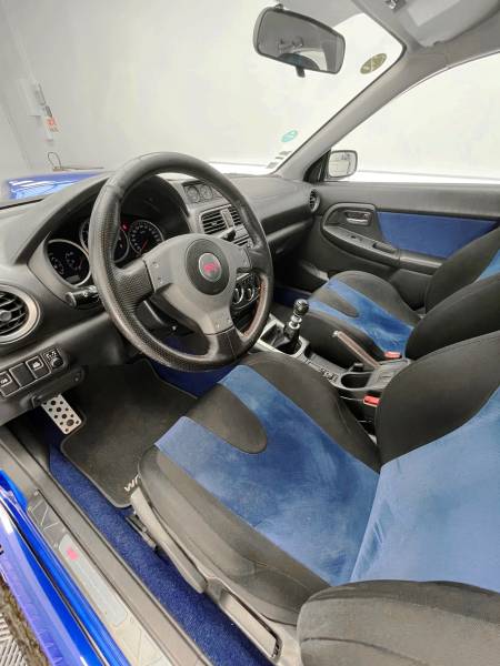 PREPARATION ESTHETIQUE, POSE D'UNE CIRE et fourniture d'une HOUSSE D'INTERIEUR sur une SUBARU IMPREZA WRX STI de 2003 à CULOZ dans l'AIN..
