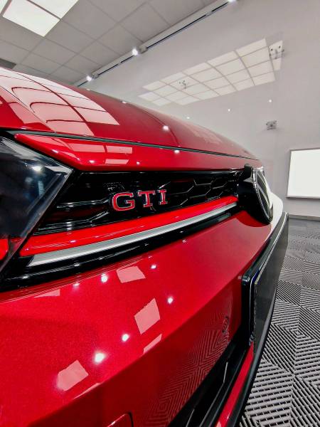 PREPARATION ESTHETIQUE / CAR STAGING / CIRE & soin des plastiques extérieurs sur une VOLKSWAGEN POLO GTI de 2023 sur Belley