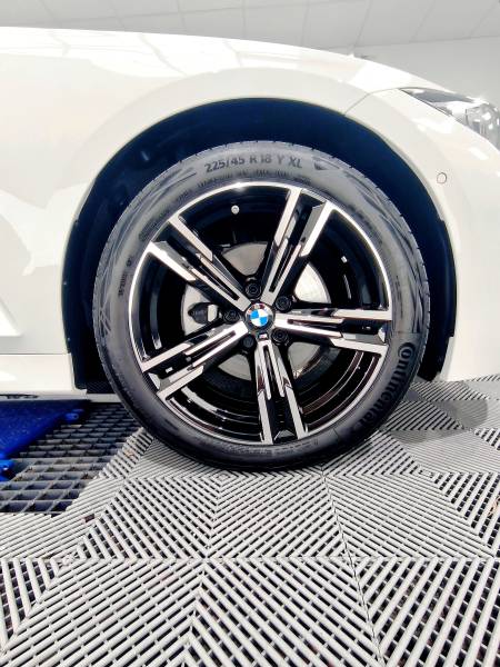 TRAITEMENT CERAMIQUE carrosserie, jantes et vitrage sur une BMW Série 3 Touring Alpinweiss de 2024 sur BELLEY
