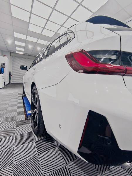 TRAITEMENT CERAMIQUE carrosserie, jantes et vitrage sur une BMW Série 3 Touring Alpinweiss de 2024 sur BELLEY