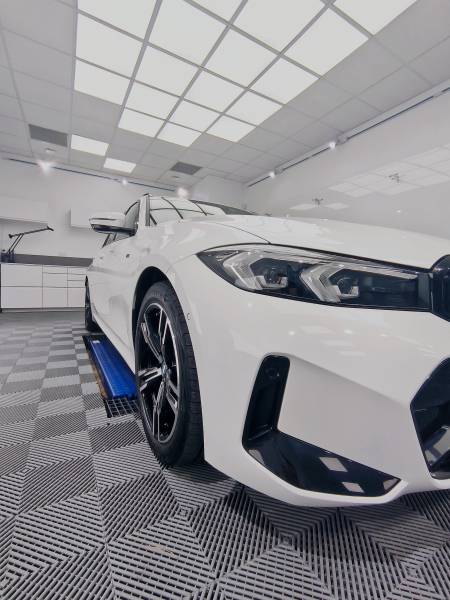 TRAITEMENT CERAMIQUE carrosserie, jantes et vitrage sur une BMW Série 3 Touring Alpinweiss de 2024 sur BELLEY