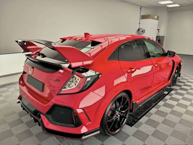 TRAITEMENT CERAMIQUE complet carrosserie, jantes, plastiques et vitrage sur une HONDA CIVIC TYPE R ph.1 FK8 de 2019 sur BELLEY