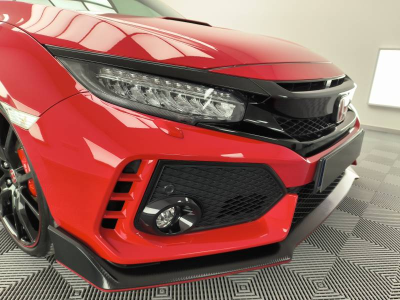 TRAITEMENT CERAMIQUE complet carrosserie, jantes, plastiques et vitrage sur une HONDA CIVIC TYPE R ph.1 FK8 de 2019 sur BELLEY