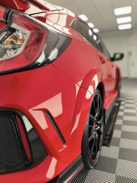 TRAITEMENT CERAMIQUE complet carrosserie, jantes, plastiques et vitrage sur une HONDA CIVIC TYPE R ph.1 FK8 de 2019 sur BELLEY